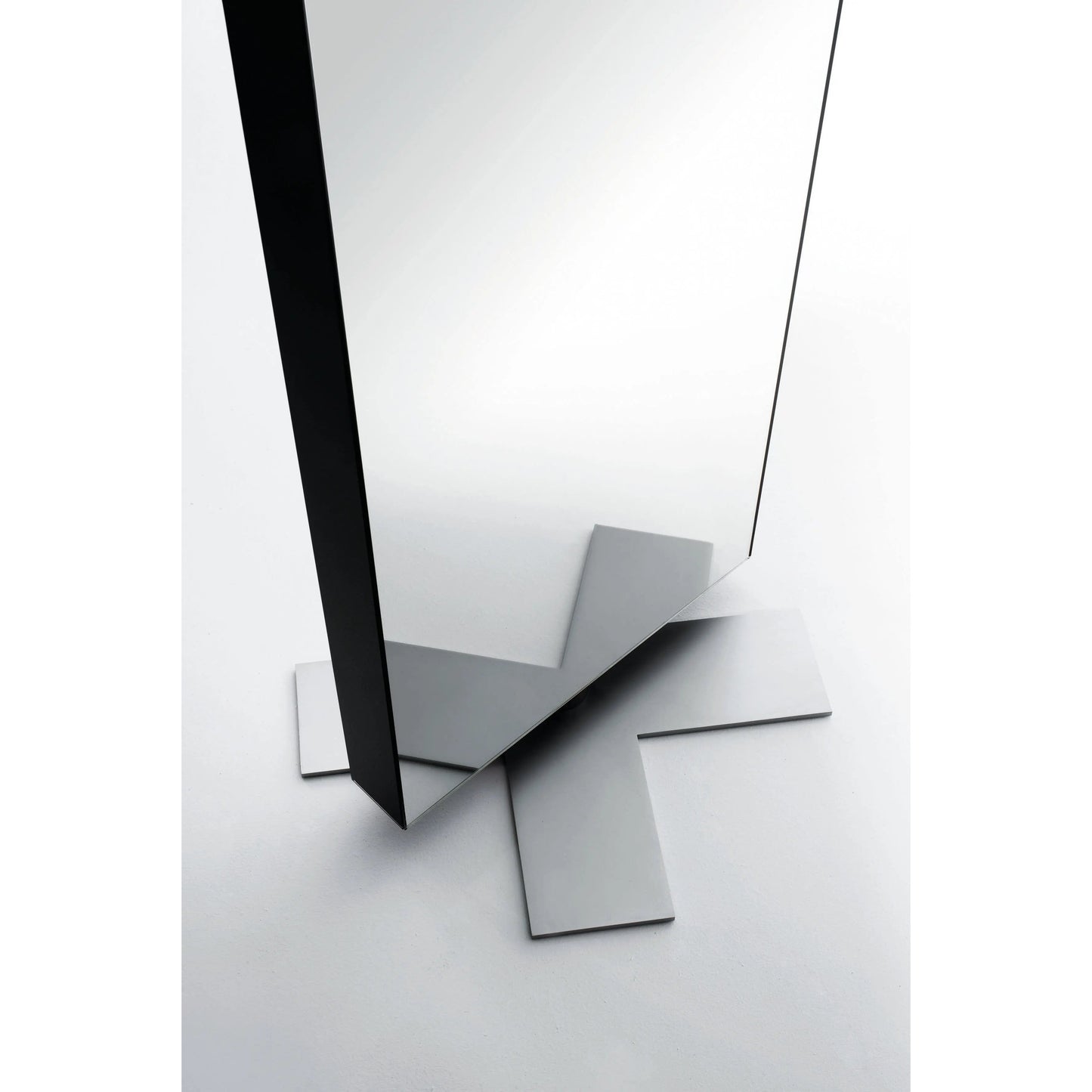 Giano a Stelo Mirror | Glas Italia | JANGEORGe Interior Design