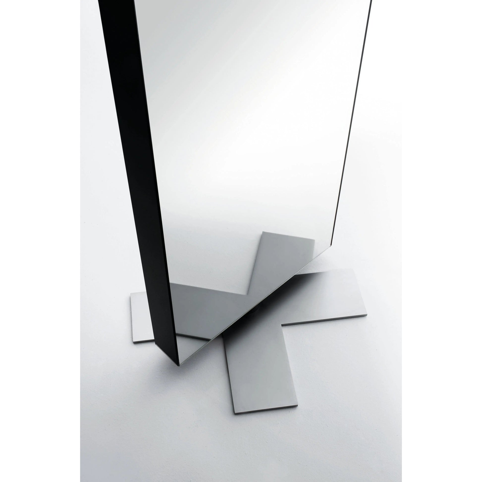 Giano a Stelo Mirror | Glas Italia | JANGEORGe Interior Design