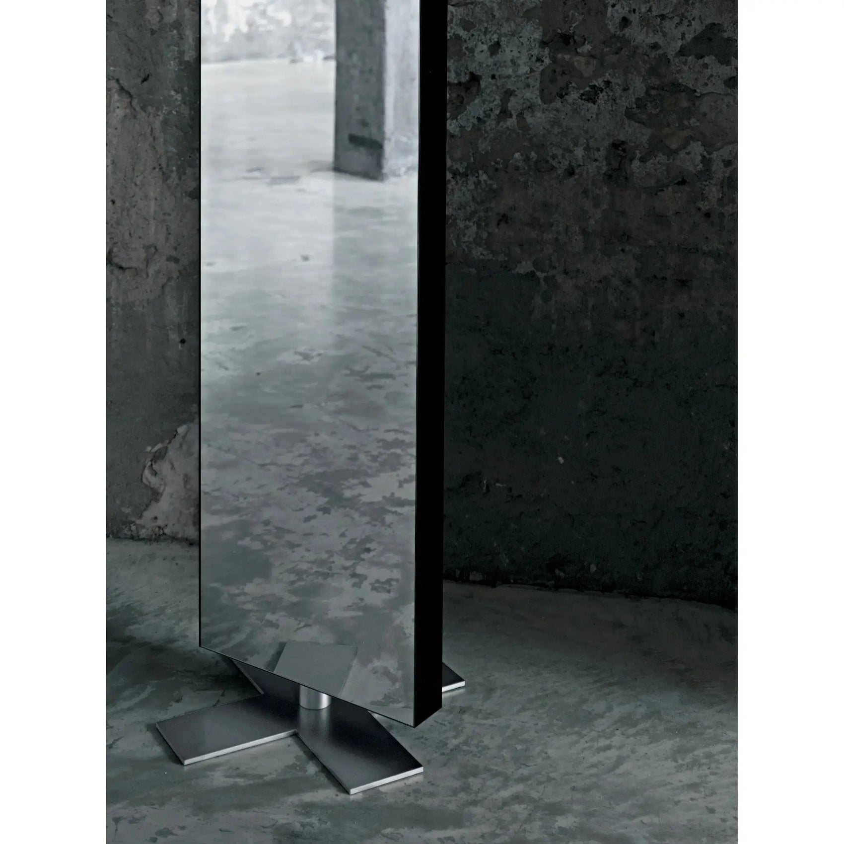 Giano a Stelo Mirror | Glas Italia | JANGEORGe Interior Design